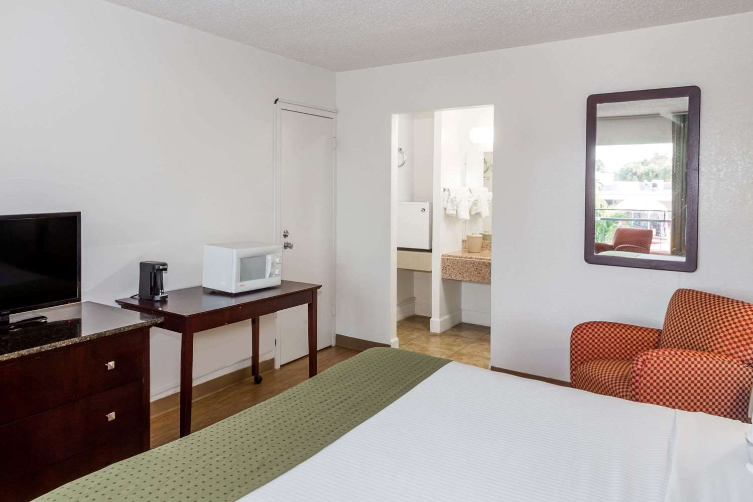 Days Inn By Wyndham St. Petersburg / Tampa Bay Area Pinellas Park Exterior foto